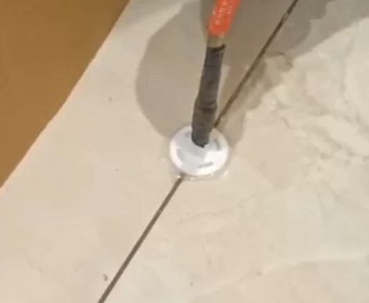 娄底瓷砖空鼓维修公司专业解答瓷砖在铺贴过程中，如果没有涂抹均匀到位的粘结材料（如水泥砂浆或瓷砖胶），可能会导致以下问题